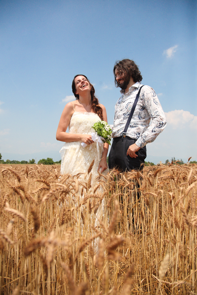 matrimonio a vicenza sposi ridono felici in campo grano